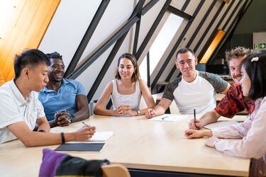 studierende-campus-klaus-polkowski-universitat-fre-1.jpg